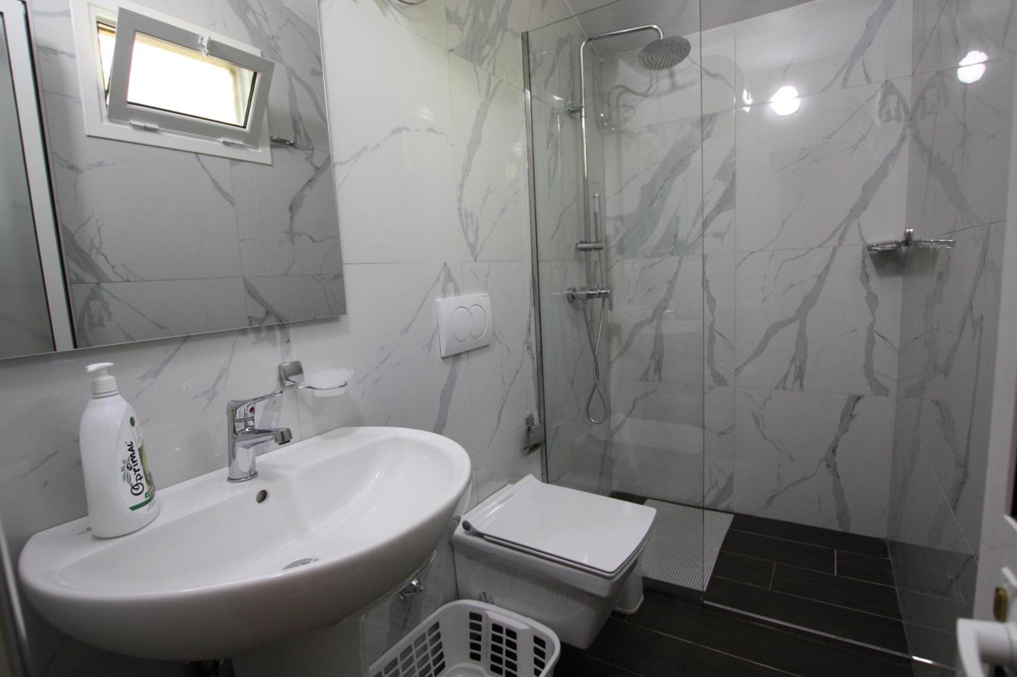 Lugina E Shengjergjit ,bujtinat 山林小屋 Tirana