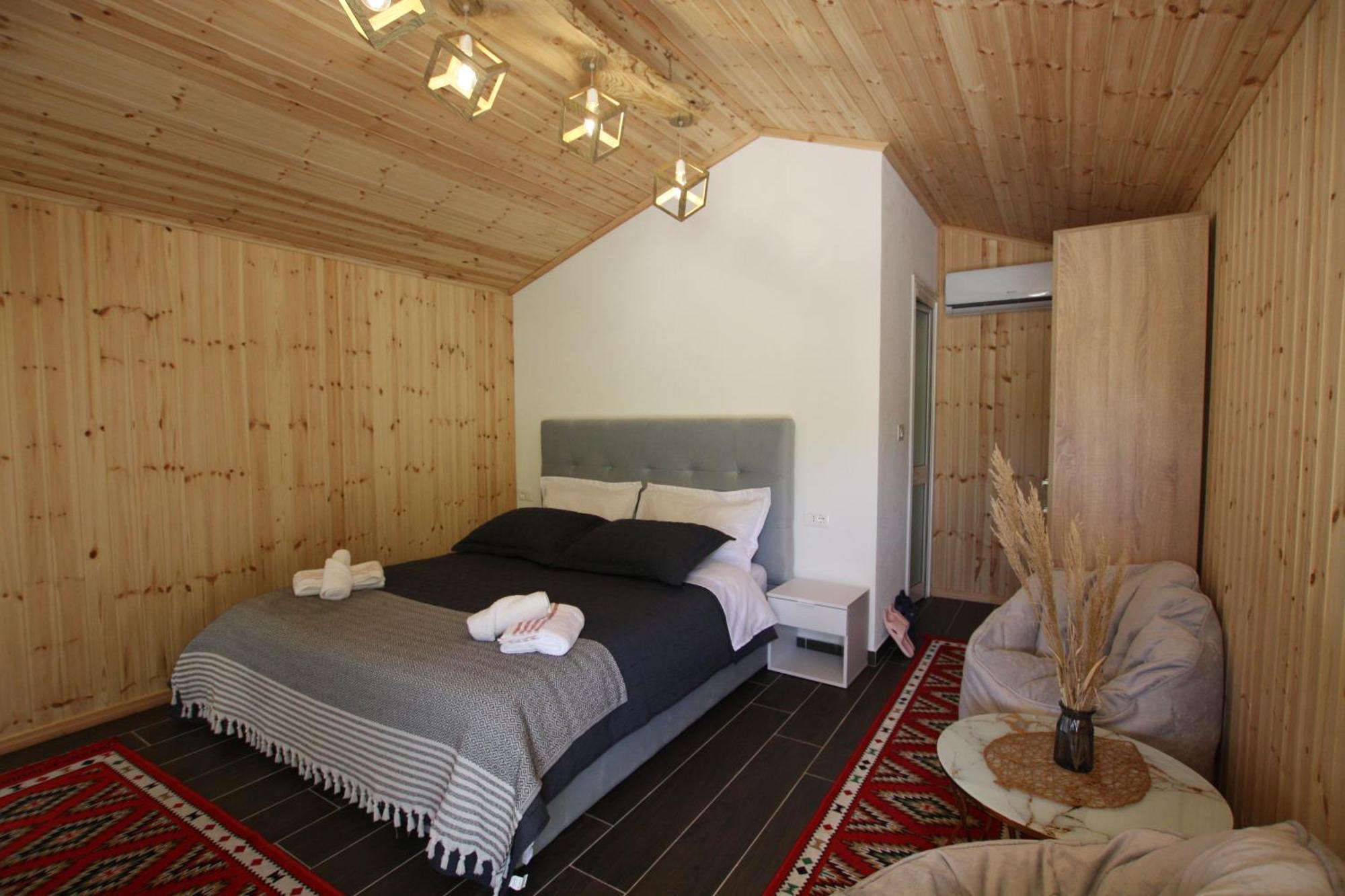 Lugina E Shengjergjit ,bujtinat 山林小屋